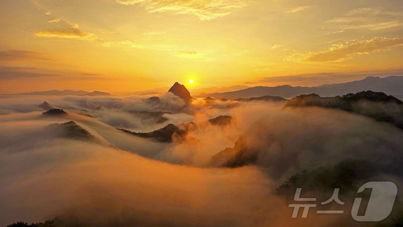 본문 이미지 - 마이산 일출을 스마트폰으로 기록한 &#39;마이산 일출과 운해&#39;&#40;한국관광공사 제공&#41; 