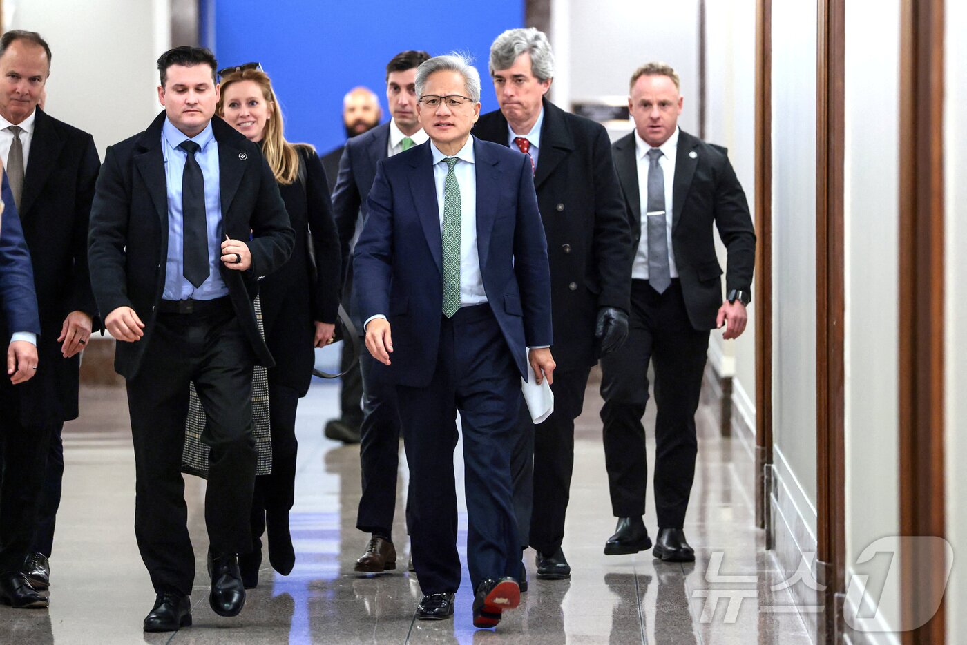 본문 이미지 - 젠슨 황 엔비디아 최고경영자&#40;CEO&#41;가 3일 미국 워싱턴DC 의사당에서 열린 미 상원 은행위원회 회의에 참석하기 위해 이동하고 있다. 2025.12.03. ⓒ 로이터=뉴스1 ⓒ News1 윤다정 기자