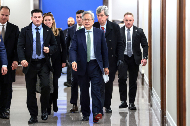 [포토] 상원 위원회 회의 참석하는 젠슨 황