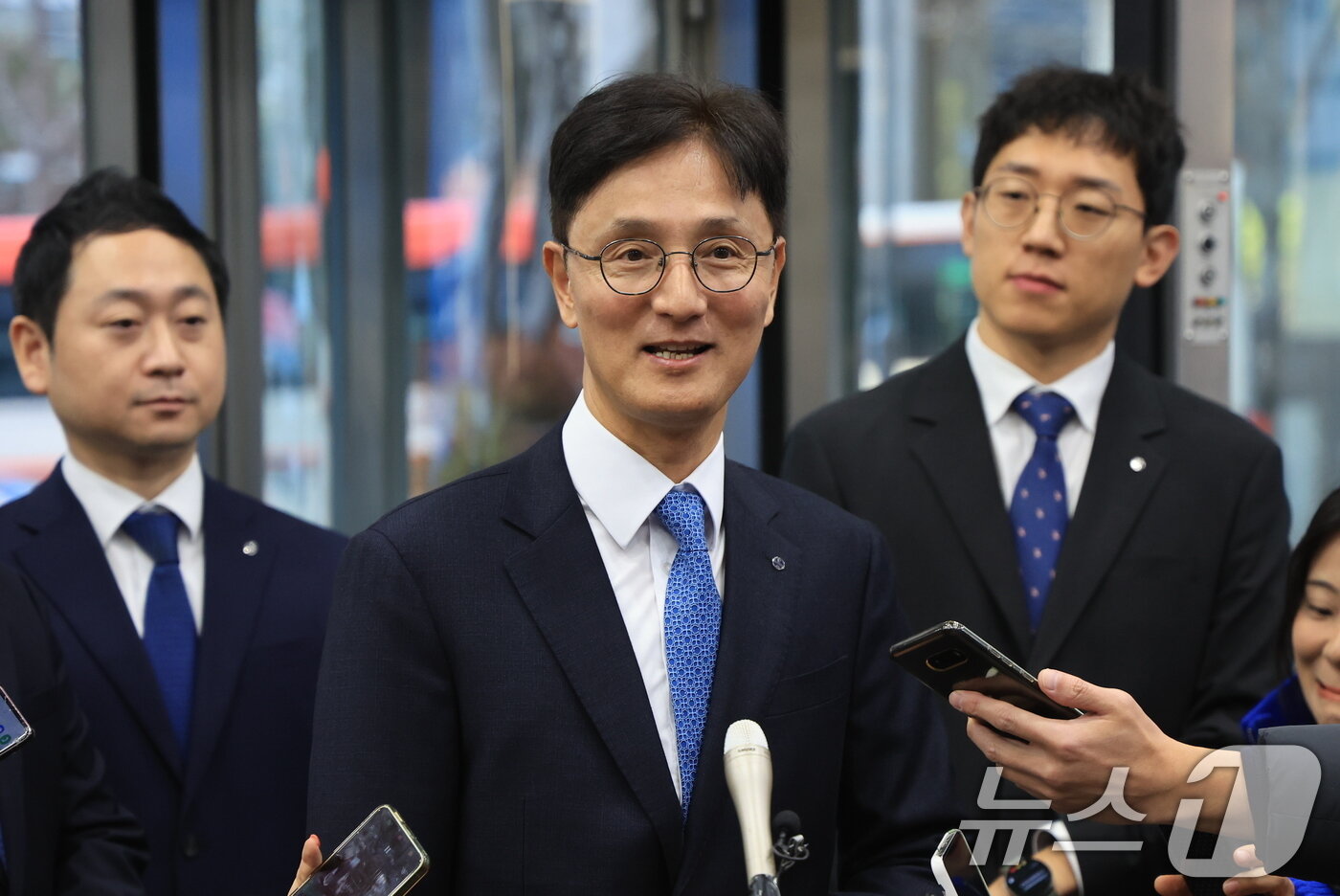 본문 이미지 - 신한금융지주 차기 회장 후보인 이선훈 신한투자증권 대표가 4일 오전 서울 중구 신한금융지주 본사에서 열린 개별 최종 면접에 참석하며 발언하고 있다. 2025.12.4/뉴스1 ⓒ News1 김진환 기자