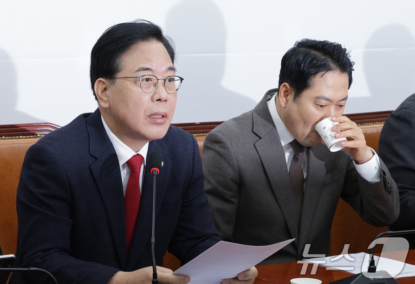 본문 이미지 - 장동혁 국민의힘 대표가 4일 서울 여의도 국회에서 열린 최고위원회의에서 목을 축이고 있다. 왼쪽은 송언석 원내대표. 2025.12.4/뉴스1 ⓒ News1 신웅수 기자