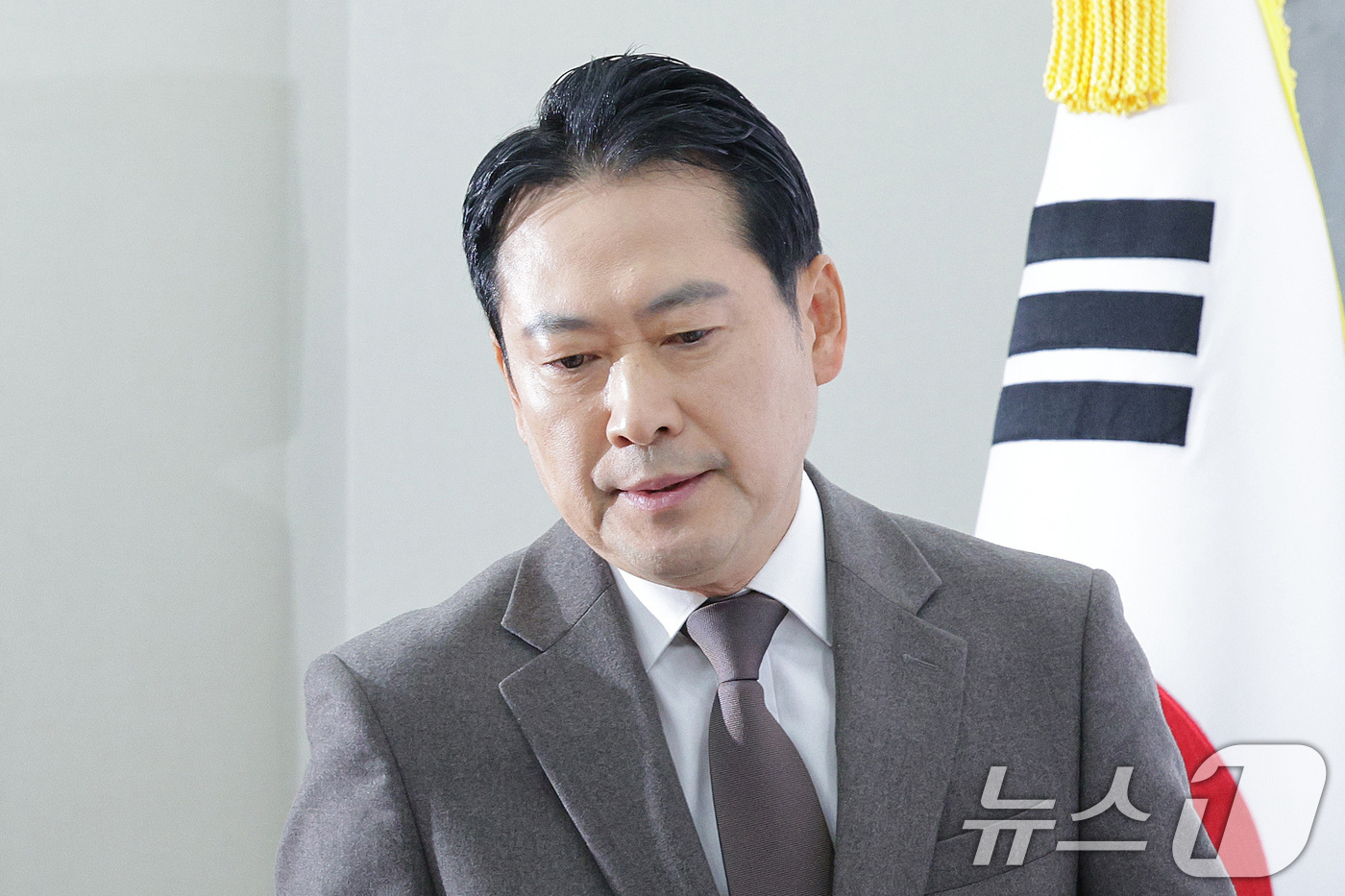 (서울=뉴스1) 신웅수 기자 = 장동혁 국민의힘 대표가 4일 서울 여의도 국회에서 열린 최고위원회의에 참석하고 있다. 2025.12.4/뉴스1