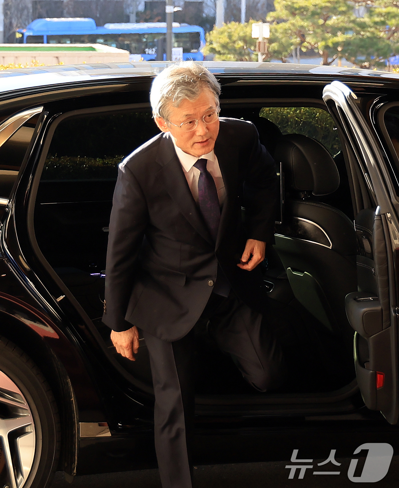 (서울=뉴스1) 이호윤 기자 = 조희대 대법원장이 4일 서울 서초구 대법원으로 출근하고 있다. 2025.12.4/뉴스1