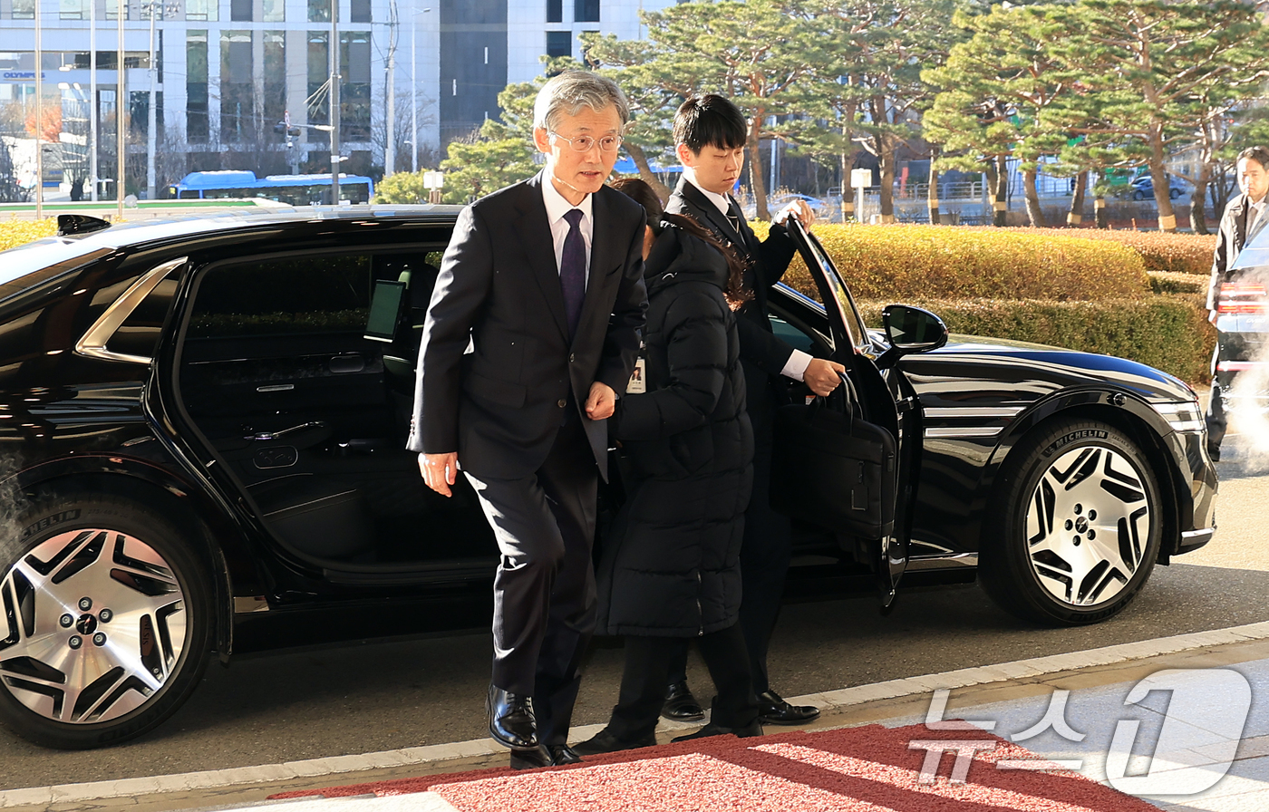 (서울=뉴스1) 이호윤 기자 = 조희대 대법원장이 4일 서울 서초구 대법원으로 출근하고 있다. 2025.12.4/뉴스1