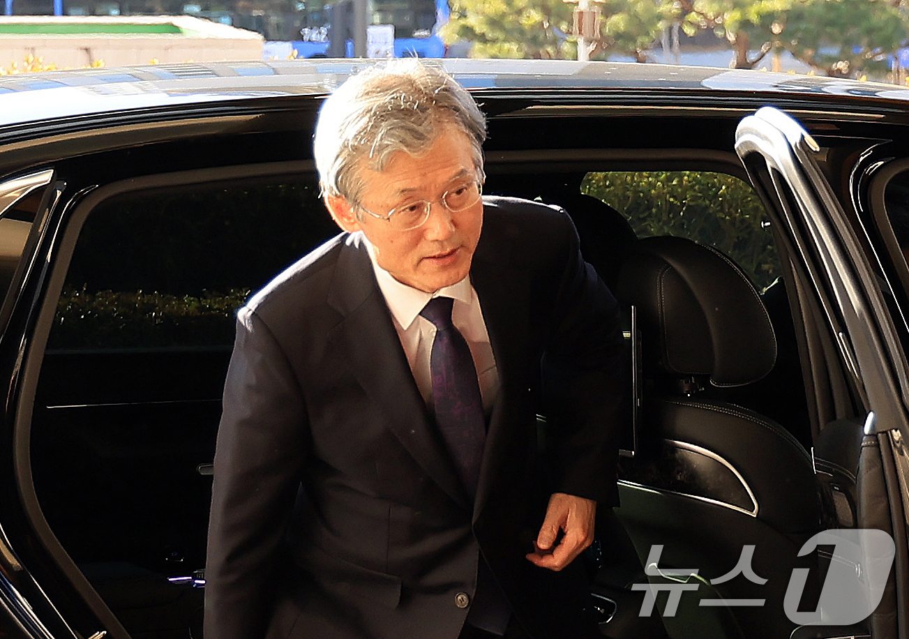 (서울=뉴스1) 이호윤 기자 = 조희대 대법원장이 4일 서울 서초구 대법원으로 출근하고 있다. 2025.12.4/뉴스1