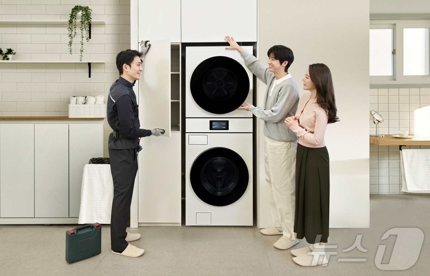 (서울=뉴스1) = 삼성전자는 오는 5일부터 고객에 새롭게 구매하거나 보유한 가전에 맞춰 기존 가구장 철거부터 시공, 제품 설치까지 한번에 제공하는 '삼성 인테리어핏 설치서비스'를 …