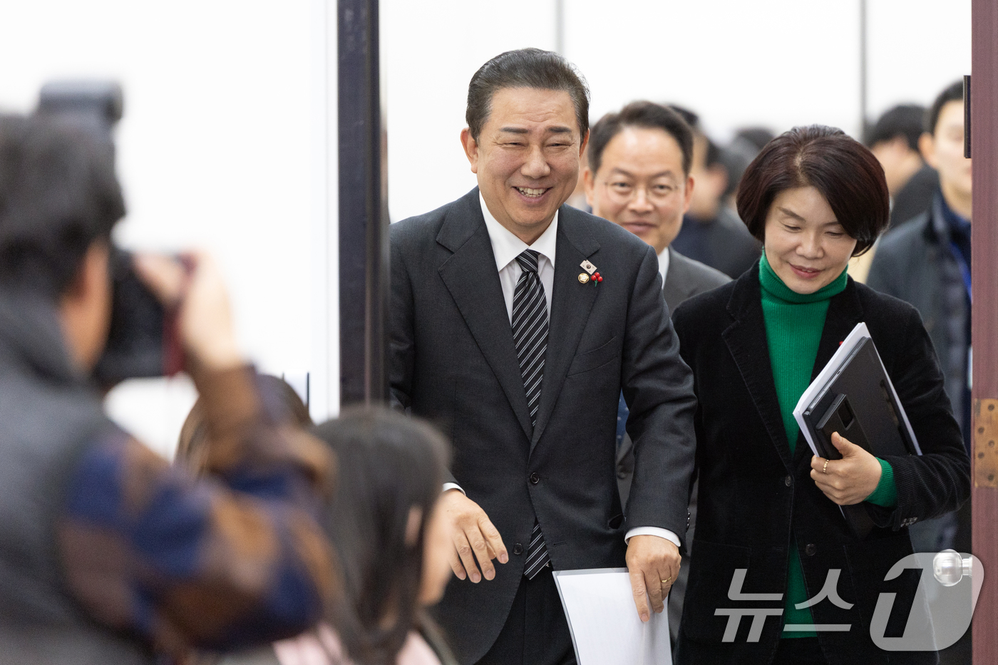 (서울=뉴스1) 이승배 기자 = 김병기 더불어민주당 원내대표가 4일 서울 여의도 국회에서 열린 정책조정회의에 참석하고 있다. 2025.12.4/뉴스1