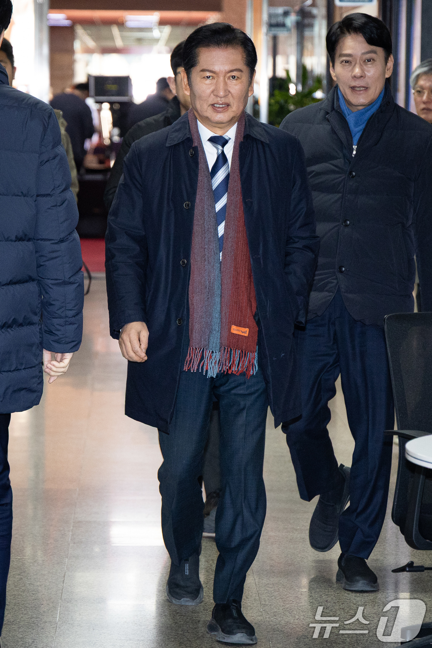 (서울=뉴스1) 유승관 기자 = 정청래 더불어민주당 대표가 4일 서울 여의도 국회에서 열린 비공개 당무위원회 참석을 위해 당대표실로 들어서고 있다. 2025.12.4/뉴스1