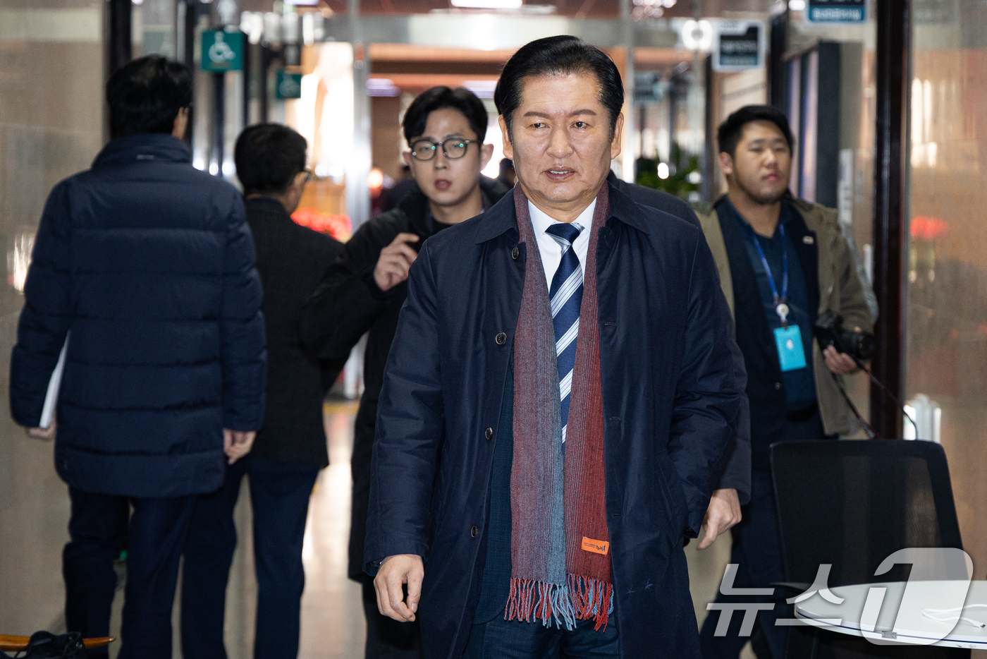 (서울=뉴스1) 유승관 기자 = 정청래 더불어민주당 대표가 4일 서울 여의도 국회에서 열린 비공개 당무위원회 참석을 위해 당대표실로 들어서고 있다. 2025.12.4/뉴스1