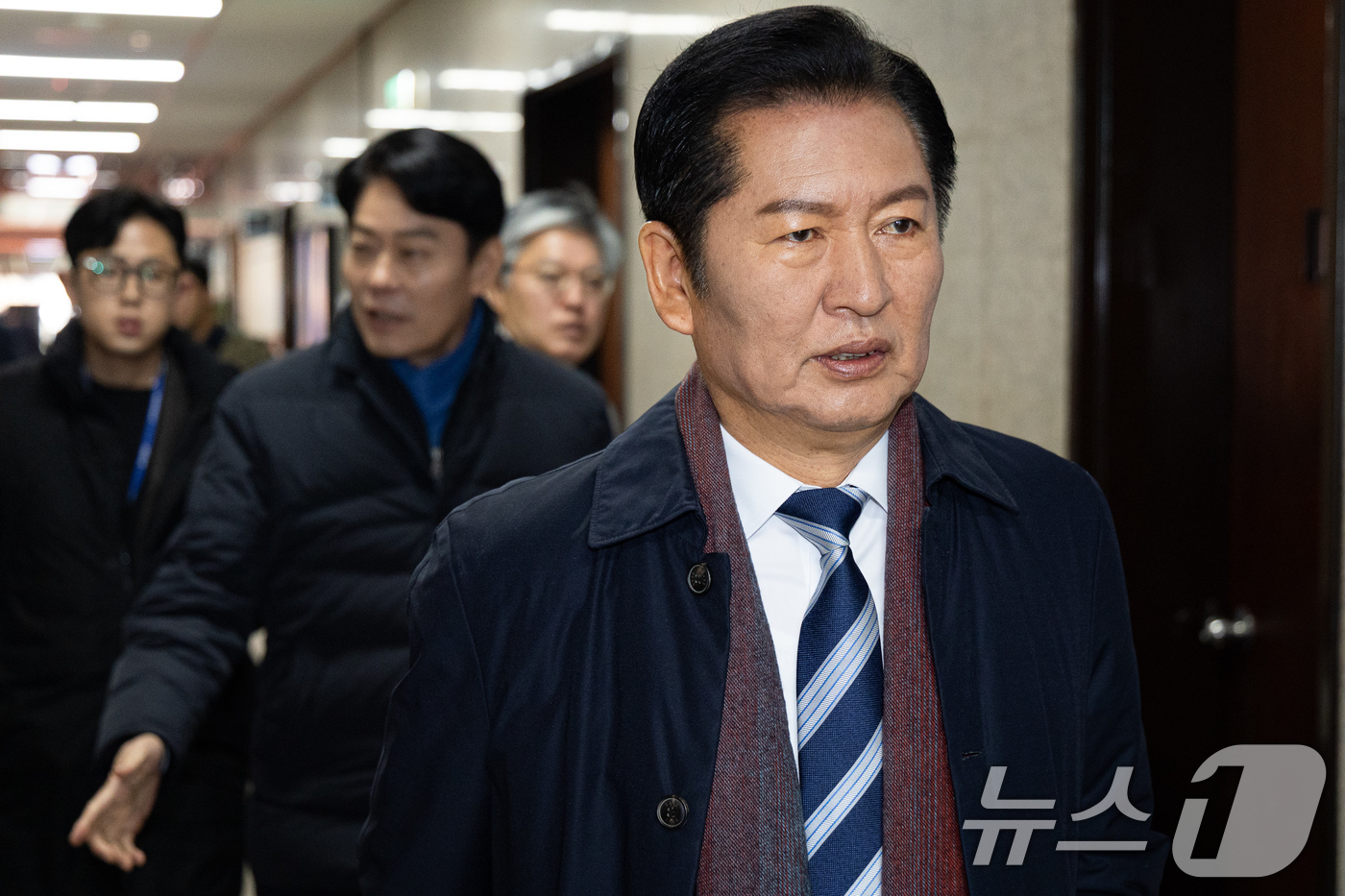 (서울=뉴스1) 유승관 기자 = 정청래 더불어민주당 대표가 4일 서울 여의도 국회에서 열린 비공개 당무위원회 참석을 위해 당대표실로 들어서고 있다. 2025.12.4/뉴스1