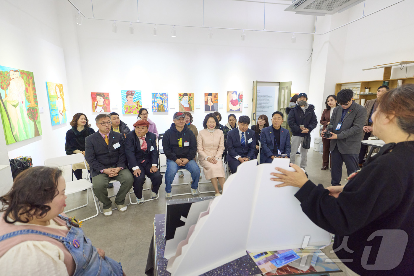 (서울=뉴스1) 이재명 기자 = 김혜경 여사가 지난 3일 경기도 양평시 어메이징 아웃사이더 아트센터에서 열린 정은혜 작가의 개인전 ‘은혜로운 명화전’을 찾아 설명을 듣고 있다. ( …