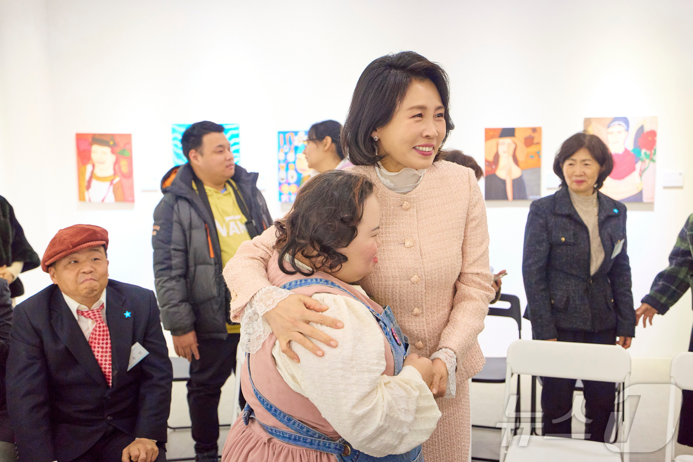 (서울=뉴스1) 이재명 기자 = 김혜경 여사가 지난 3일 경기도 양평시 어메이징 아웃사이더 아트센터에서 열린 정은혜 작가의 개인전 ‘은혜로운 명화전’을 찾아 정 작가와 포옹하고 있 …