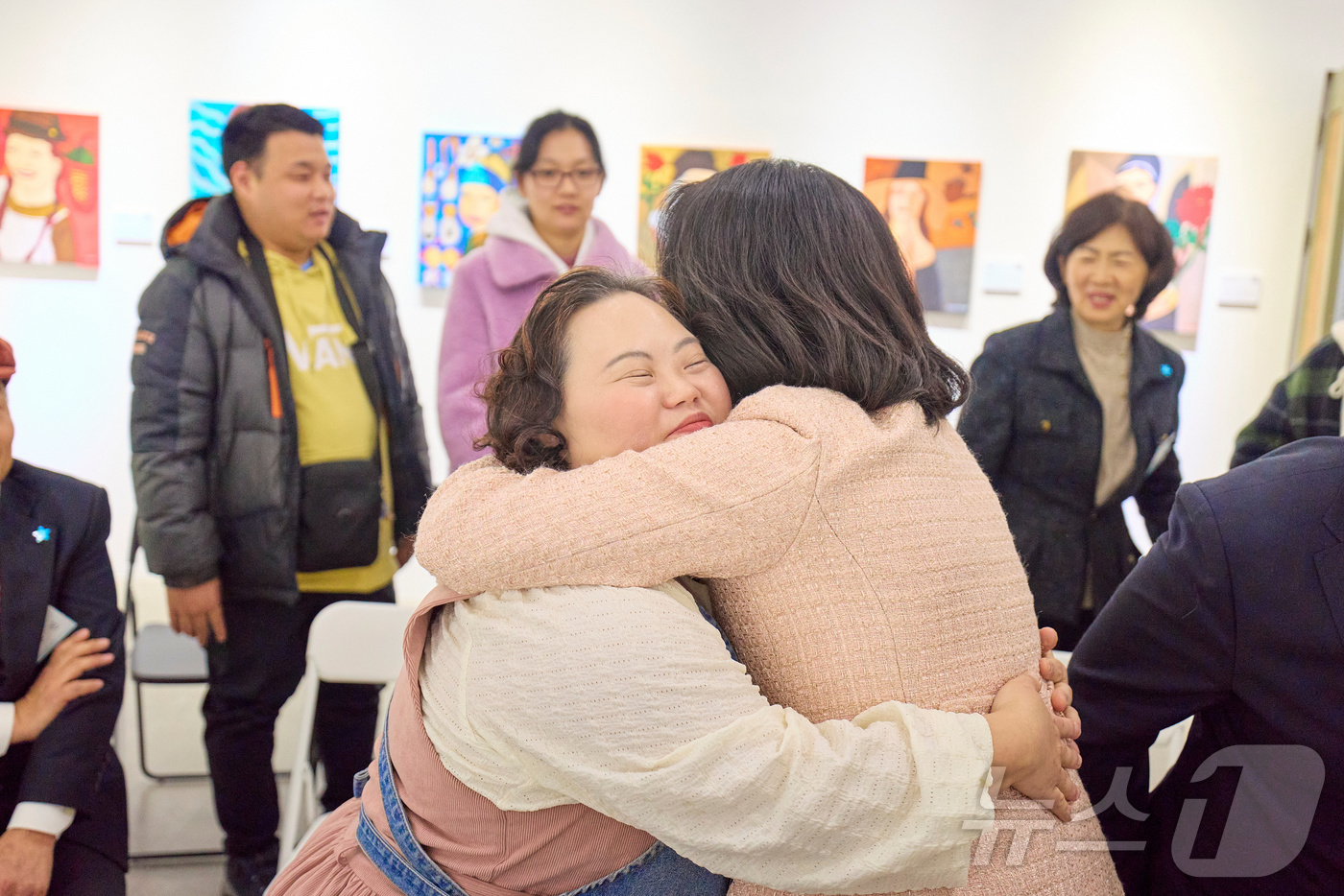 (서울=뉴스1) 이재명 기자 = 김혜경 여사가 지난 3일 경기도 양평시 어메이징 아웃사이더 아트센터에서 열린 정은혜 작가의 개인전 ‘은혜로운 명화전’을 찾아 정 작가와 포옹하고 있 …