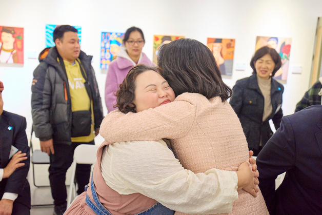 정은혜 작가와 포옹하는 김혜경 여사