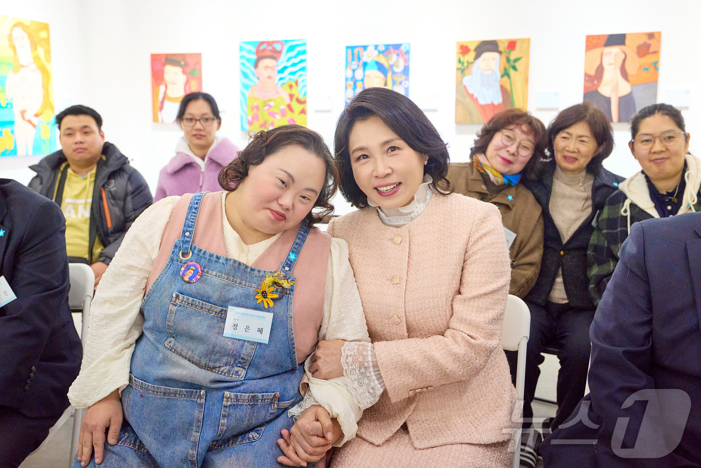 (서울=뉴스1) 이재명 기자 = 김혜경 여사가 지난 3일 경기도 양평시 어메이징 아웃사이더 아트센터에서 열린 정은혜 작가의 개인전 ‘은혜로운 명화전’을 찾아 정 작가와 기념촬영을 …