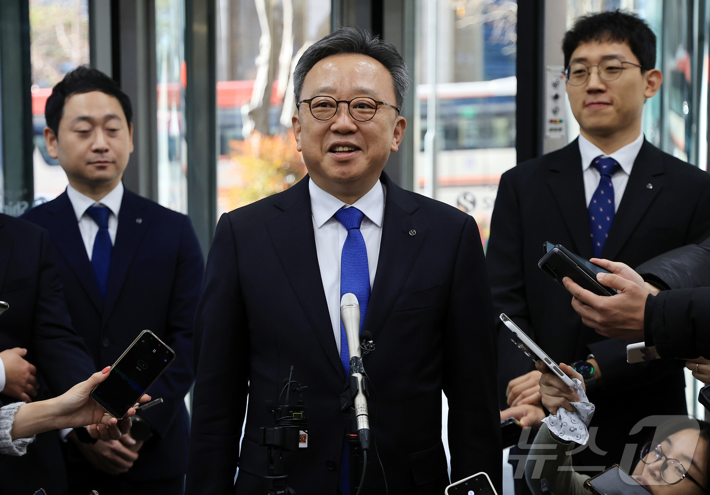 (서울=뉴스1) 김진환 기자 = 신한금융지주 차기 회장 후보인 정상혁 신한은행장이 4일 오전 서울 중구 신한금융지주 본사에서 열린 개별 최종 면접에 참석해 취재진 질문에 답변하고 …