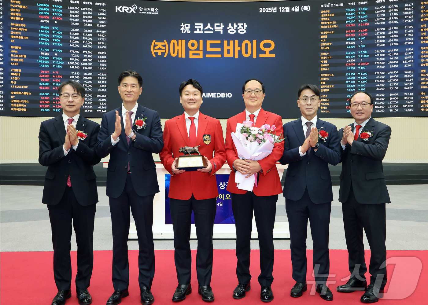 (서울=뉴스1) = 한국거래소 코스닥시장본부는 일 오전 서울사옥 홍보관에서 에임드바이오의 코스닥시장 상장기념식을 개최했다. 사진은 상장 기념식 후 기념 사진 촬영하는 김대영 한국I …