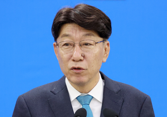 질의에 답변하는 우범기 시장