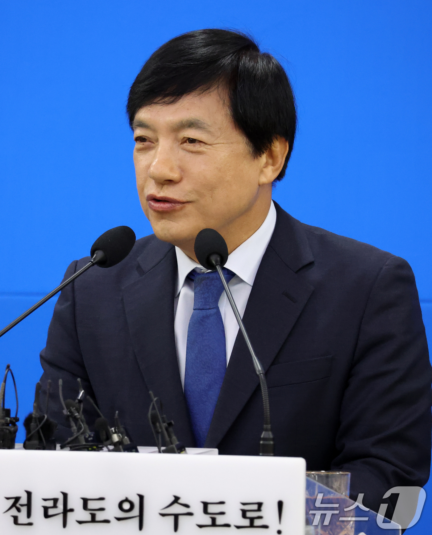 (전주=뉴스1) 유경석 기자 = 이성윤 더불어민주당 국회의원이 4일 전북 전주시 전주시청에서 2026년 국가예산 확보 관련 브리핑에 참석해 발언을 하고 있다. 2025.12.4/뉴 …