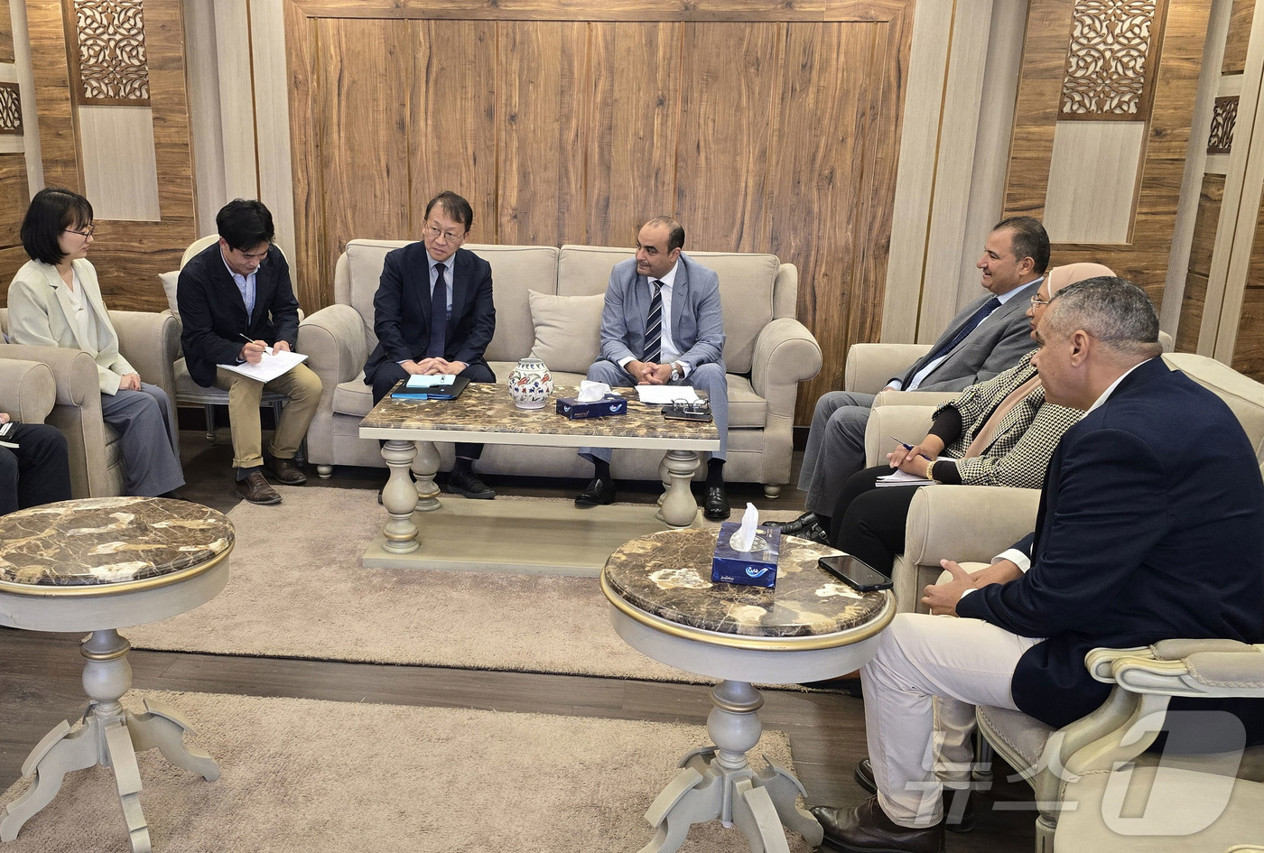 (서울=뉴스1) = 최보근 국가유산청 차장(왼쪽 세 번째)이 3일 오전(현지시간) 이집트 기자 소재의 최고유물위원회 기자사무소에서 모하메드 이스마일 칼레드 이집트 최고유물위원회 사 …