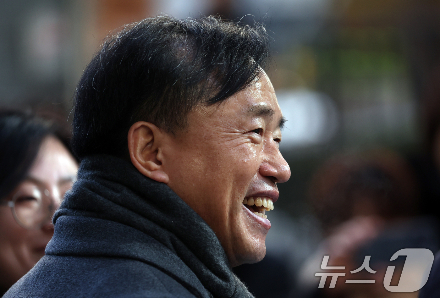 (과천=뉴스1) 김명섭 기자 = 초대 방송미디어통신위원회 위원장 후보인 김종철 연세대 법학전문대학원 교수가 4일 오전 경기도 과천시 정부과천청사 인근 청문회 준비 사무실로 출근하며 …