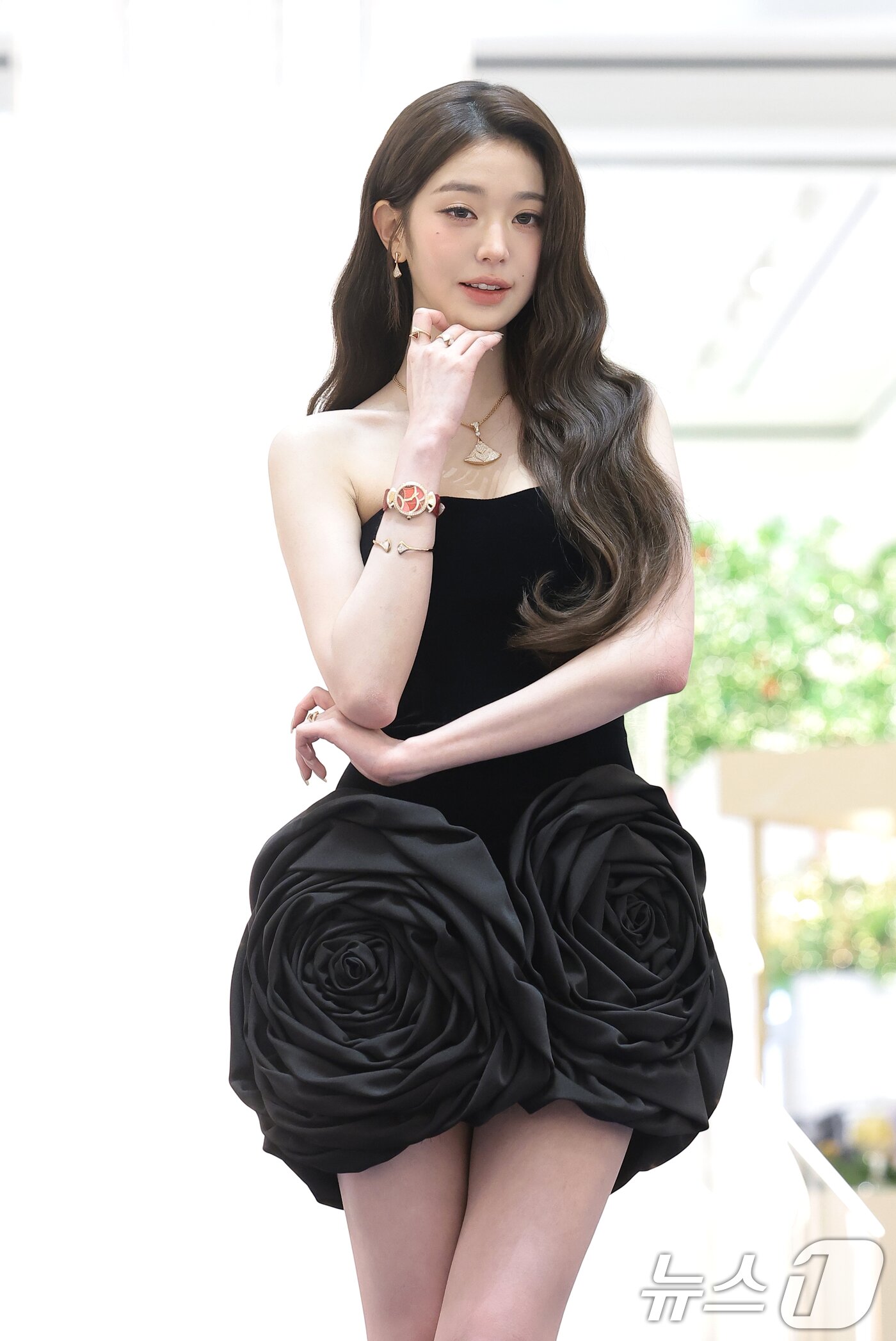 본문 이미지 - 아이브 장원영이 4일 서울 강남구 신세계백화점 강남에서 열린 한 주얼리 브랜드 팝업 오픈 기념 행사에 참석해 포즈를 취하고 있다. ⓒ News1 권현진 기자