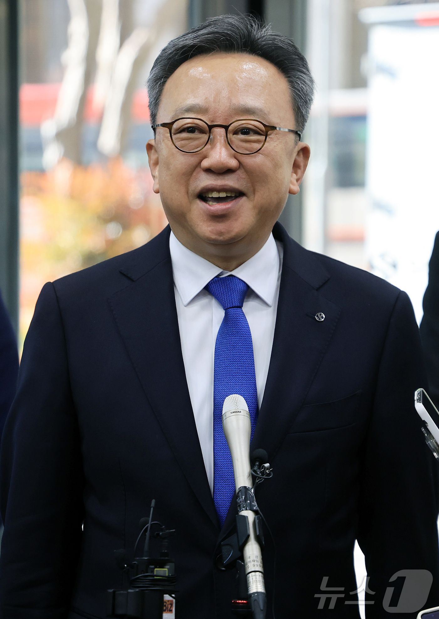 (서울=뉴스1) 김진환 기자 = 신한금융지주 차기 회장 후보인 정상혁 신한은행장이 4일 오전 서울 중구 신한금융지주 본사에서 열린 개별 최종 면접에 참석해 취재진 질문에 답변하고 …