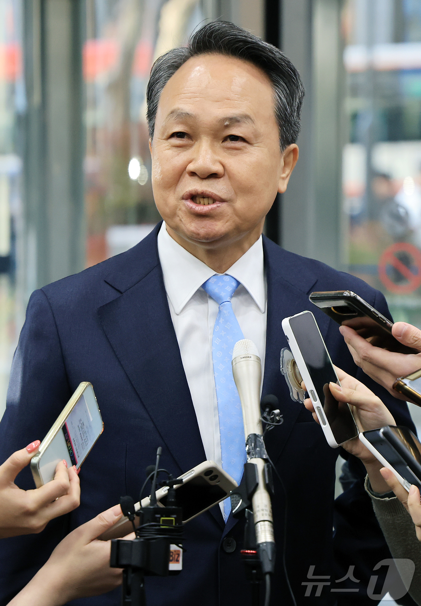 (서울=뉴스1) 김진환 기자 = 신한금융지주 차기 회장 후보인 진옥동 현 신한금융지주 회장이 4일 오전 서울 중구 신한금융지주 본사에서 열린 개별 최종 면접에 참석해 취재진 질문에 …