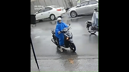 본문 이미지 - 3일 베트남 다낭의 한 도로에서 싱크홀이 발생해 차량 2대가 빠지는 장면. &#40;출처=VN익스프레스&#41;