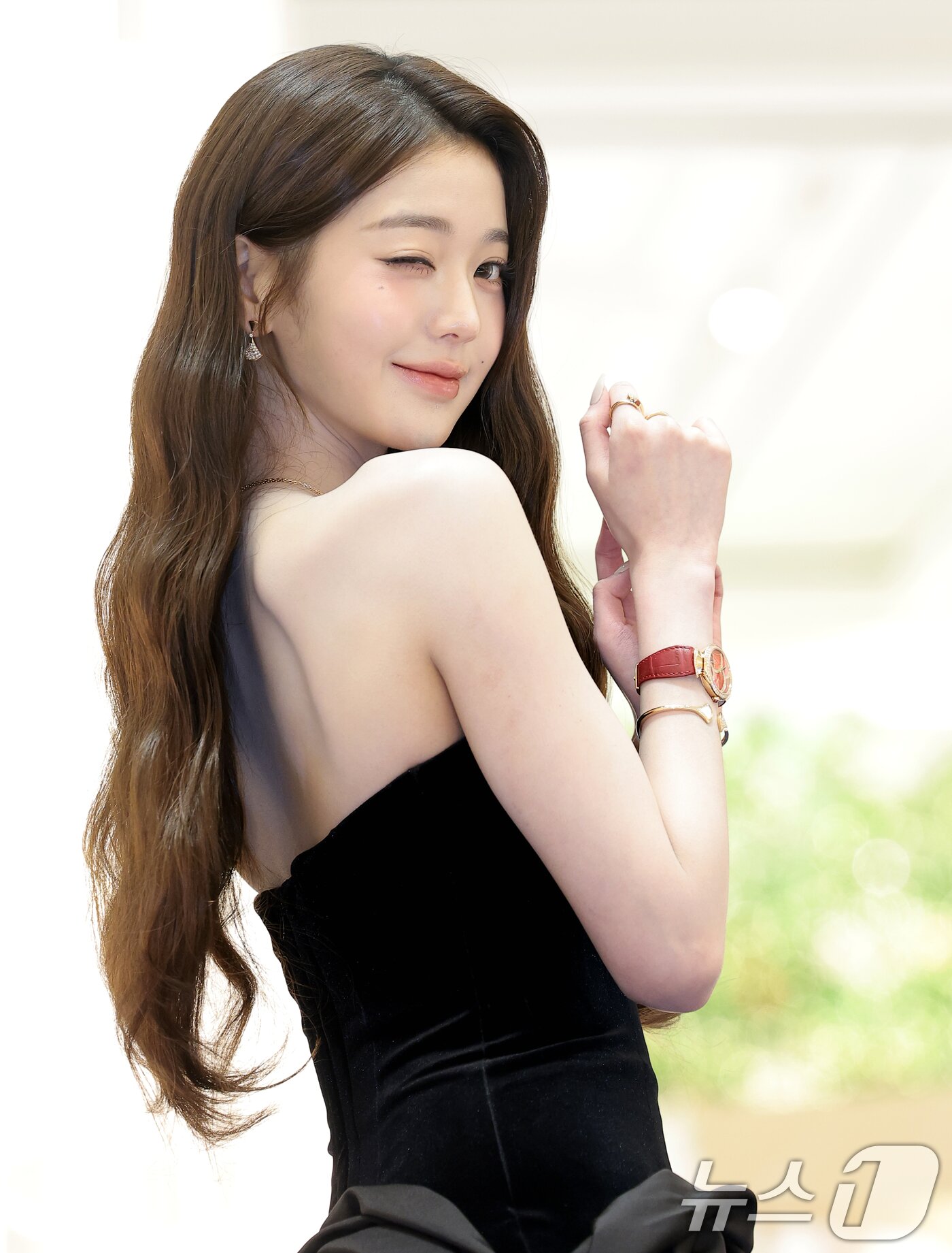 본문 이미지 - 아이브 장원영이 4일 서울 강남구 신세계백화점 강남에서 열린 한 주얼리 브랜드 팝업 오픈 기념 행사에 참석해 윙크 포즈를 취하고 있다. ⓒ News1 권현진 기자