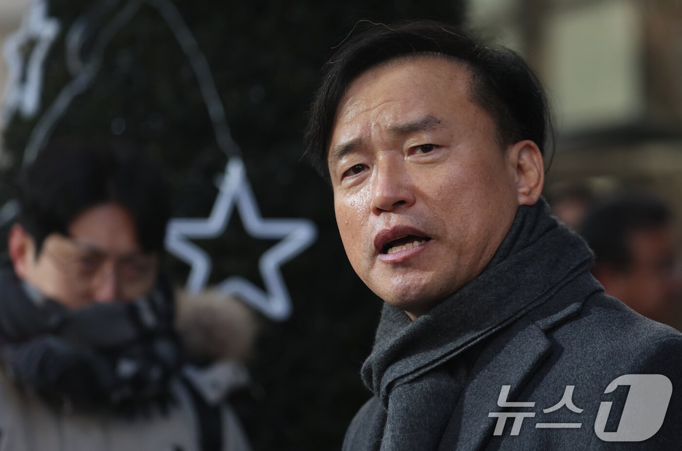 본문 이미지 - 대 방송미디어통신위원회 위원장 후보인 김종철 연세대 법학전문대학원 교수가 4일 오전 경기도 과천시 정부과천청사 인근 청문회 준비 사무실로 출근하며 취재진의 질문에 답변하고 있다. 2025.12.4/뉴스1 ⓒ News1 김명섭 기자