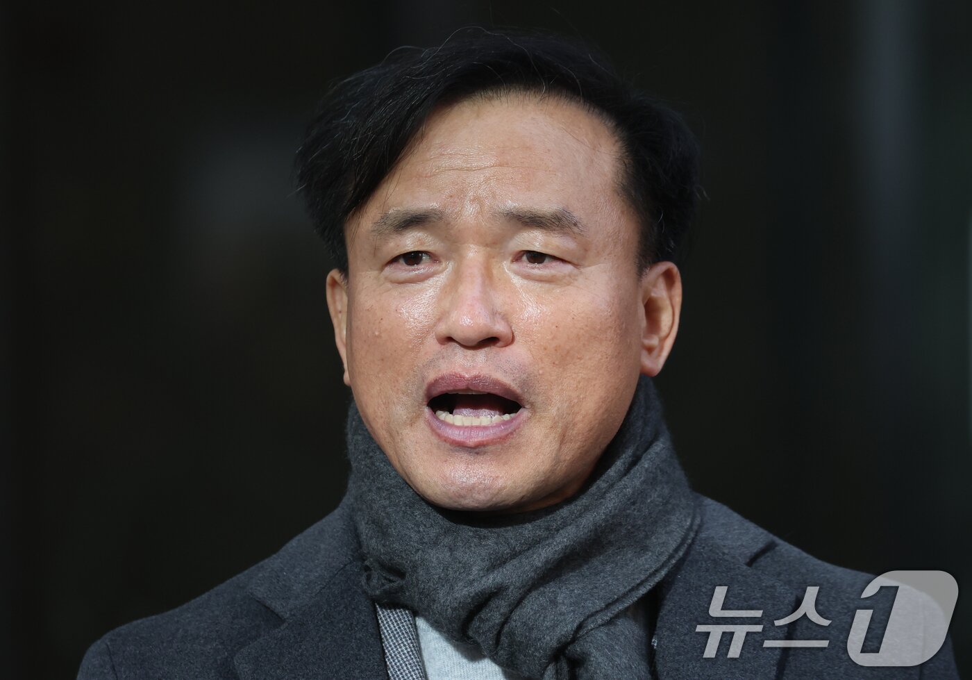 본문 이미지 - 초대 방송미디어통신위원회 위원장 후보인 김종철 연세대 법학전문대학원 교수가 4일 오전 경기도 과천시 정부과천청사 인근 청문회 준비 사무실로 출근하며 취재진의 질문에 답변하고 있다. 2025.12.4/뉴스1 ⓒ News1 김명섭 기자