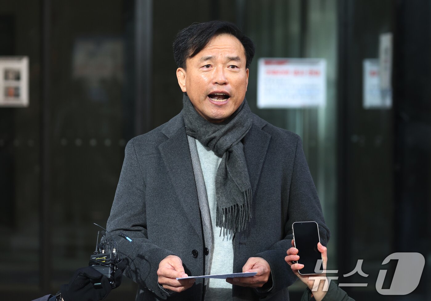 본문 이미지 - 초대 방송미디어통신위원회 위원장 후보인 김종철 연세대 법학전문대학원 교수가 4일 오전 경기도 과천시 정부과천청사 인근 청문회 준비 사무실로 출근하며 발언하고 있다. 2025.12.4/뉴스1 ⓒ News1 김명섭 기자