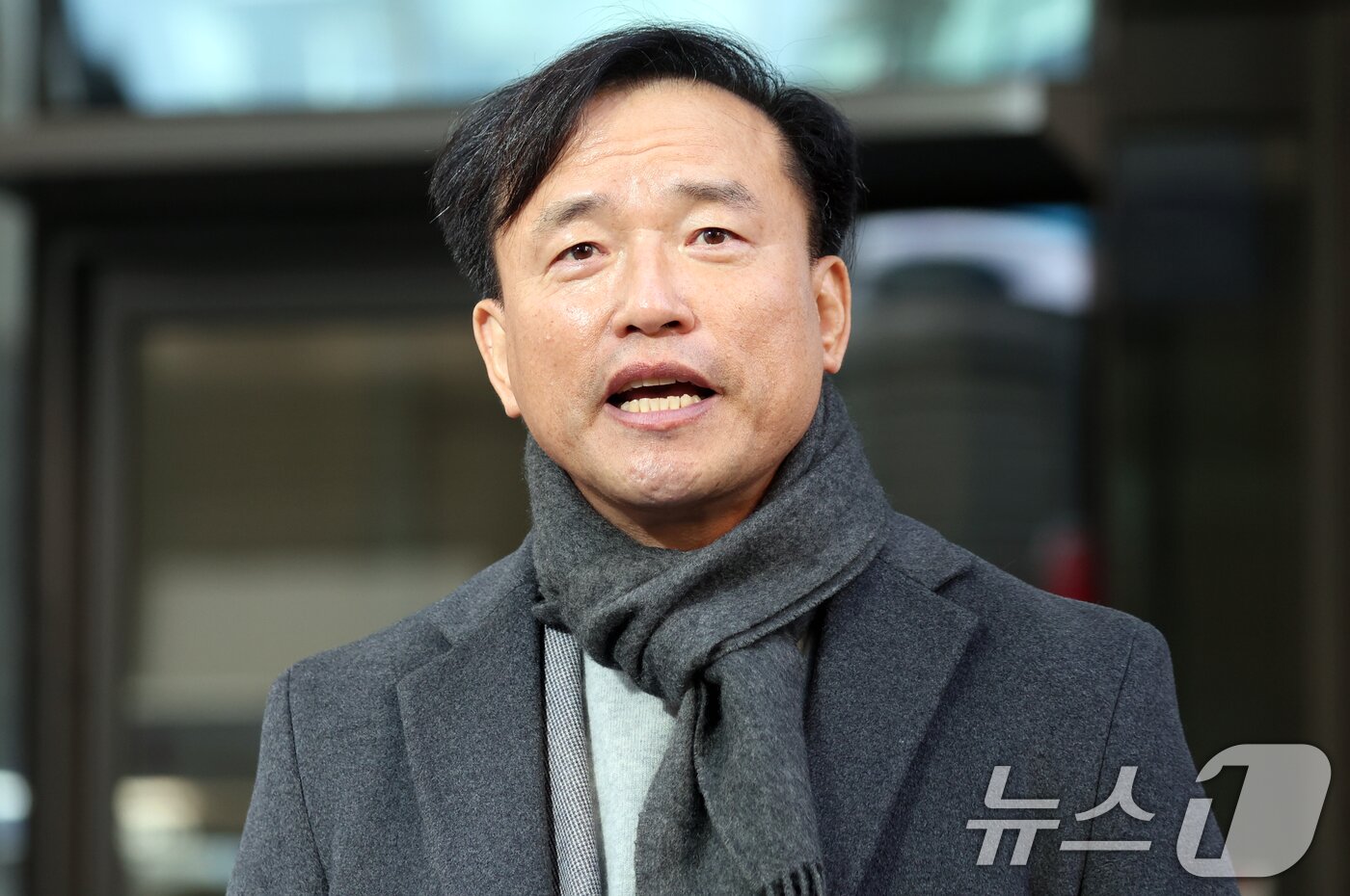 본문 이미지 - 초대 방송미디어통신위원회 위원장 후보인 김종철 연세대 법학전문대학원 교수가 4일 오전 경기도 과천시 정부과천청사 인근 청문회 준비 사무실로 출근하며 발언하고 있다. 2025.12.4/뉴스1 ⓒ News1 김명섭 기자