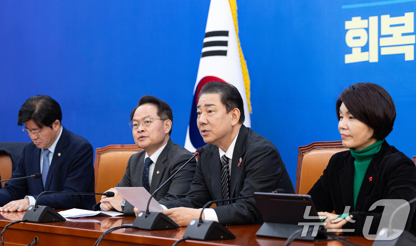(서울=뉴스1) 이승배 기자 = 김병기 더불어민주당 원내대표가 4일 서울 여의도 국회에서 열린 정책조정회의에서 모두발언하고 있다. 2025.12.4/뉴스1