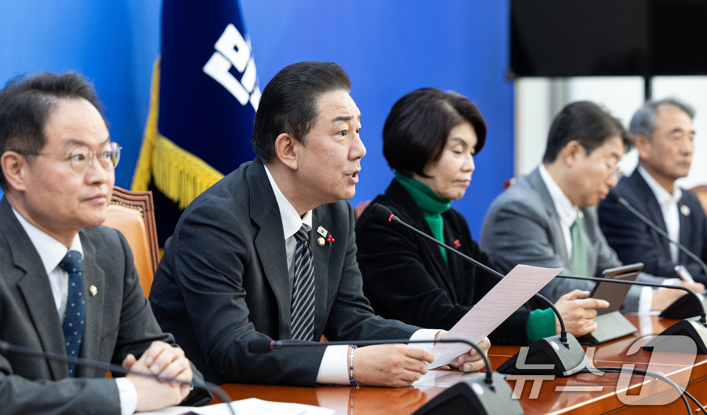 (서울=뉴스1) 이승배 기자 = 김병기 더불어민주당 원내대표가 4일 서울 여의도 국회에서 열린 정책조정회의에서 모두발언하고 있다. 2025.12.4/뉴스1