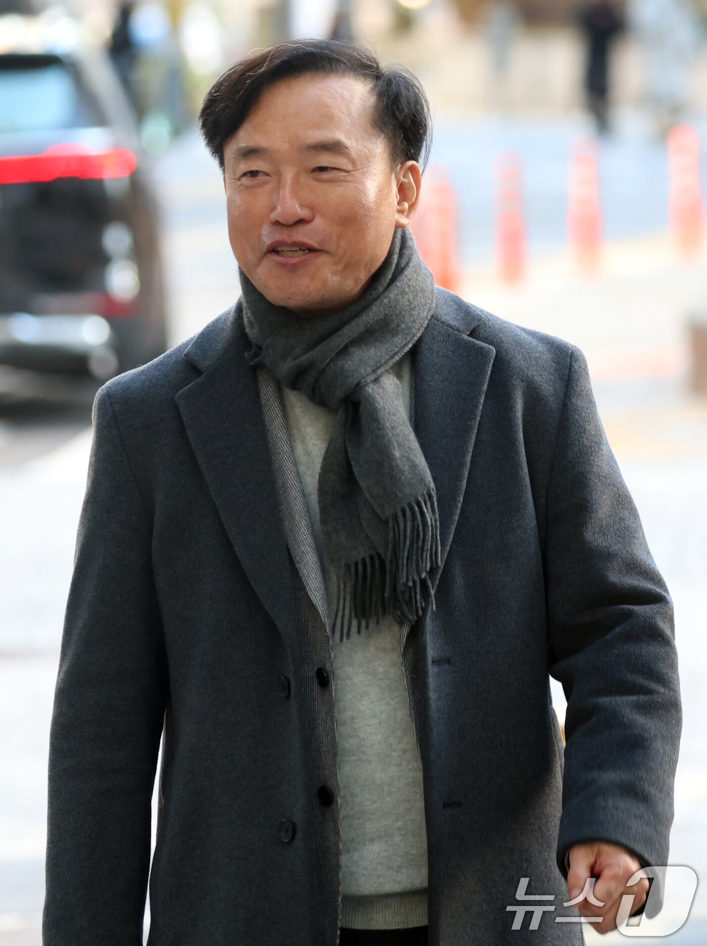 본문 이미지 - 초대 방송미디어통신위원회 위원장 후보인 김종철 연세대 법학전문대학원 교수가 4일 오전 경기도 과천시 정부과천청사 인근 청문회 준비 사무실로 출근하고 있다. 2025.12.4/뉴스1 ⓒ News1 김명섭 기자