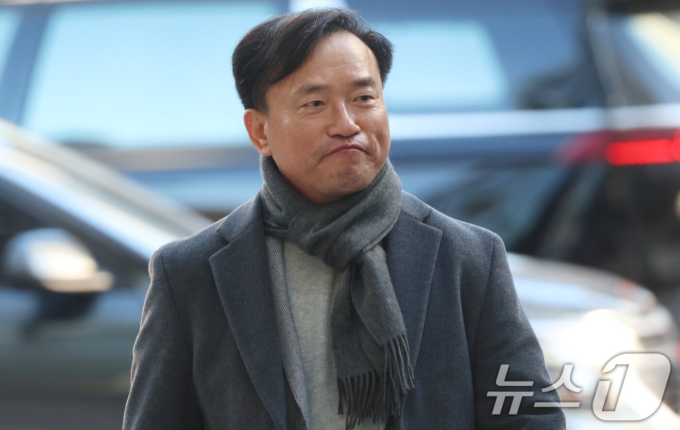 본문 이미지 - 초대 방송미디어통신위원회 위원장 후보인 김종철 연세대 법학전문대학원 교수가 4일 오전 경기도 과천시 정부과천청사 인근 청문회 준비 사무실로 출근하고 있다. 2025.12.4/뉴스1 ⓒ News1 김명섭 기자