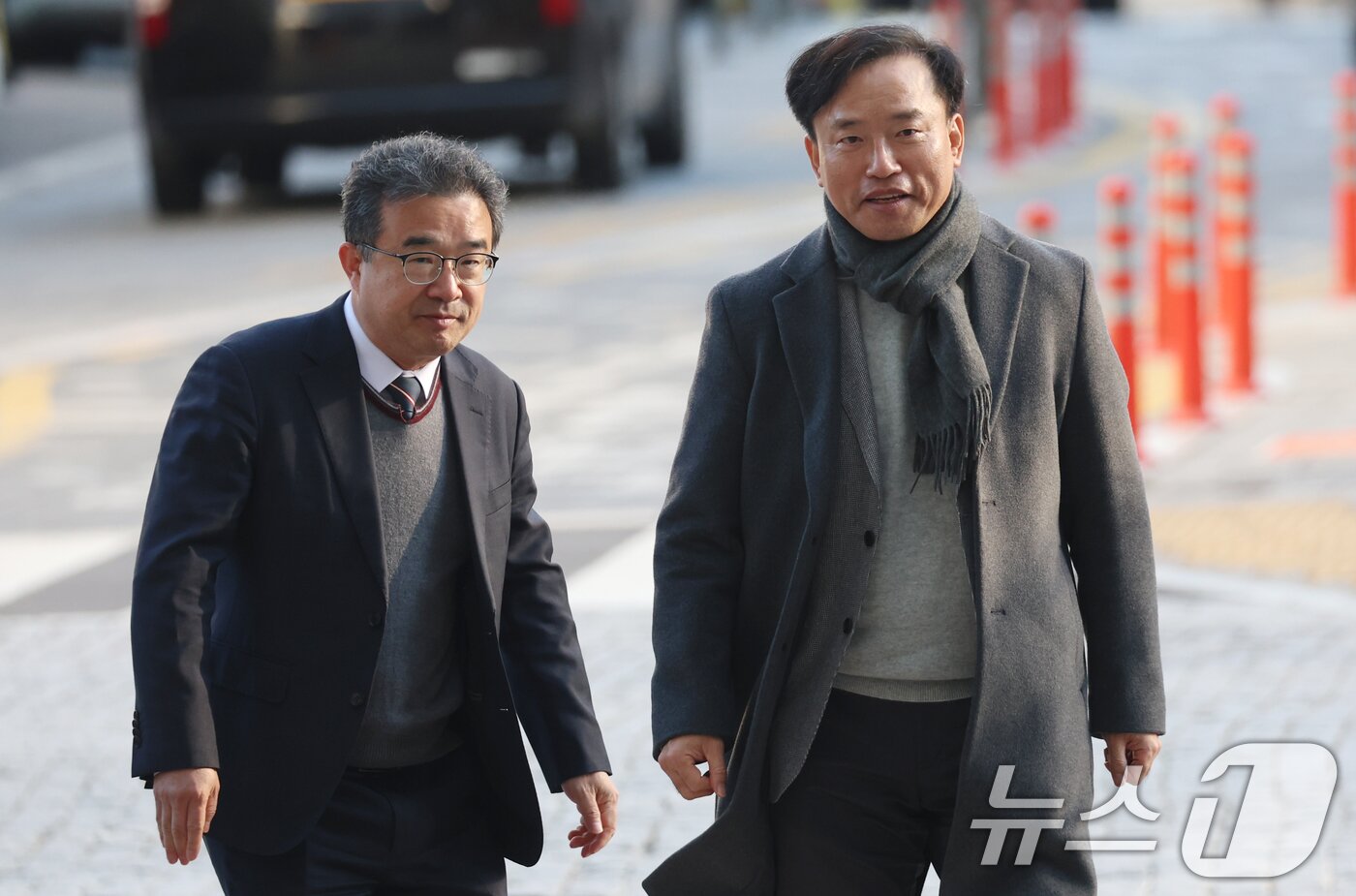 본문 이미지 - 초대 방송미디어통신위원회 위원장 후보인 김종철 연세대 법학전문대학원 교수가 4일 오전 경기도 과천시 정부과천청사 인근 청문회 준비 사무실로 출근하고 있다. 2025.12.4/뉴스1 ⓒ News1 김명섭 기자