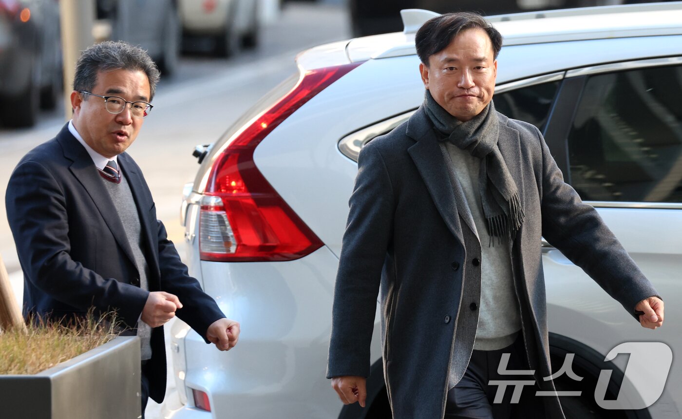 본문 이미지 - 초대 방송미디어통신위원회 위원장 후보인 김종철 연세대 법학전문대학원 교수가 4일 오전 경기도 과천시 정부과천청사 인근 청문회 준비 사무실로 출근하고 있다. 2025.12.4/뉴스1 ⓒ News1 김명섭 기자