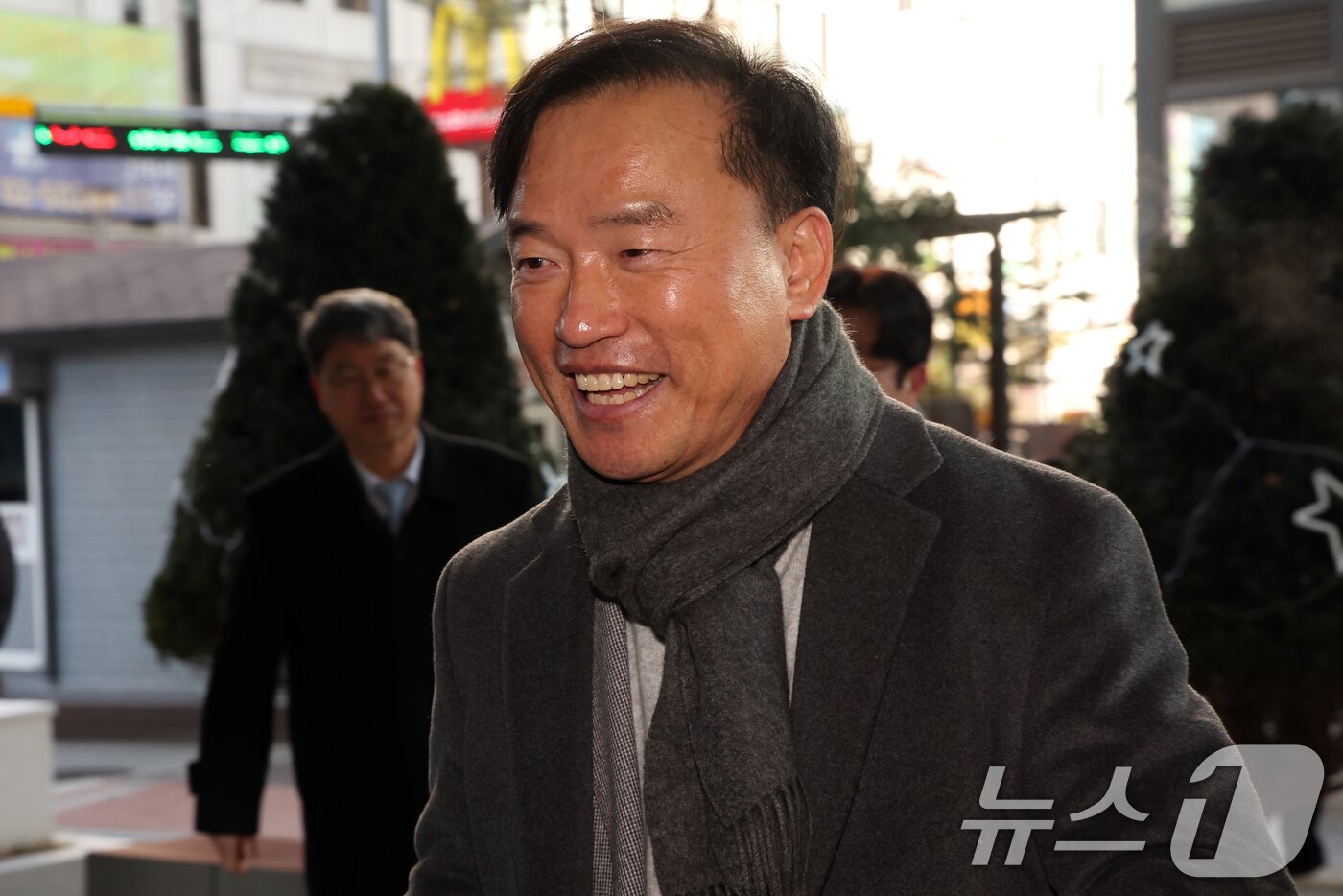 본문 이미지 - 초대 방송미디어통신위원회 위원장 후보인 김종철 연세대 법학전문대학원 교수가 4일 오전 경기도 과천시 정부과천청사 인근 청문회 준비 사무실로 출근하고 있다. 2025.12.4/뉴스1 ⓒ News1 김명섭 기자