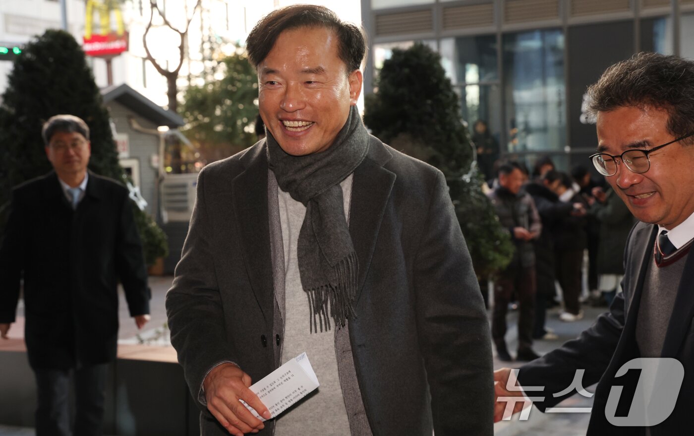 본문 이미지 - 초대 방송미디어통신위원회 위원장 후보인 김종철 연세대 법학전문대학원 교수가 4일 오전 경기도 과천시 정부과천청사 인근 청문회 준비 사무실로 출근하고 있다. 2025.12.4/뉴스1 ⓒ News1 김명섭 기자