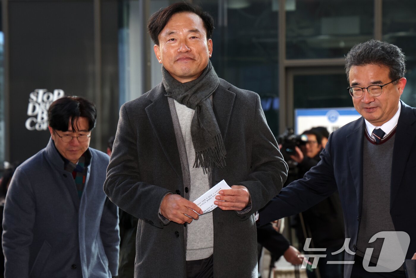 본문 이미지 - 초대 방송미디어통신위원회 위원장 후보인 김종철 연세대 법학전문대학원 교수가 4일 오전 경기도 과천시 정부과천청사 인근 청문회 준비 사무실로 출근하고 있다. 2025.12.4/뉴스1 ⓒ News1 김명섭 기자