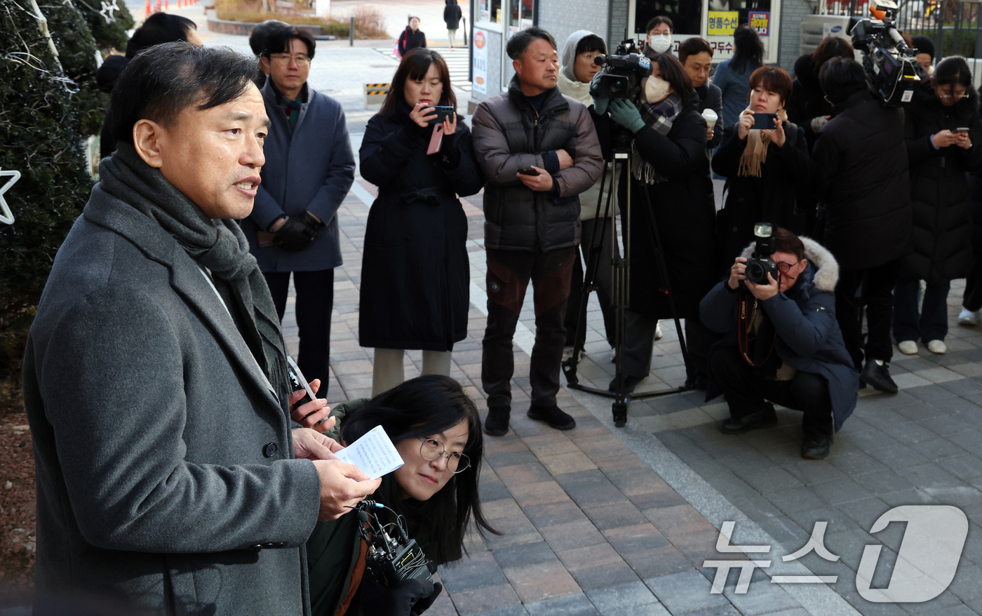 (과천=뉴스1) 김명섭 기자 = 초대 방송미디어통신위원회 위원장 후보인 김종철 연세대 법학전문대학원 교수가 4일 오전 경기도 과천시 정부과천청사 인근 청문회 준비 사무실로 출근하며 …