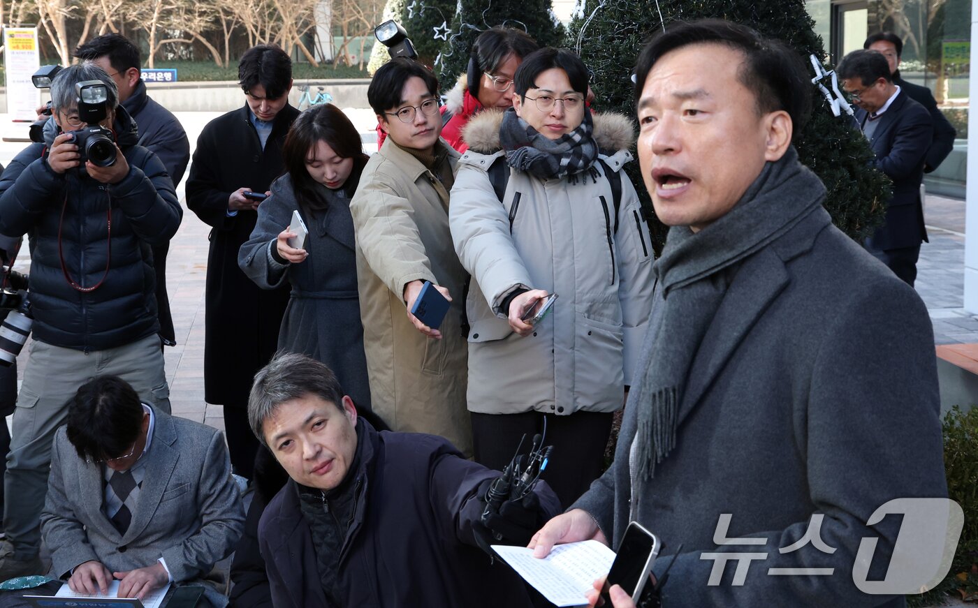 본문 이미지 - 초대 방송미디어통신위원회 위원장 후보인 김종철 연세대 법학전문대학원 교수가 4일 오전 경기도 과천시 정부과천청사 인근 청문회 준비 사무실로 출근하며 취재진의 질문에 답변하고 있다. 2025.12.4/뉴스1 ⓒ News1 김명섭 기자