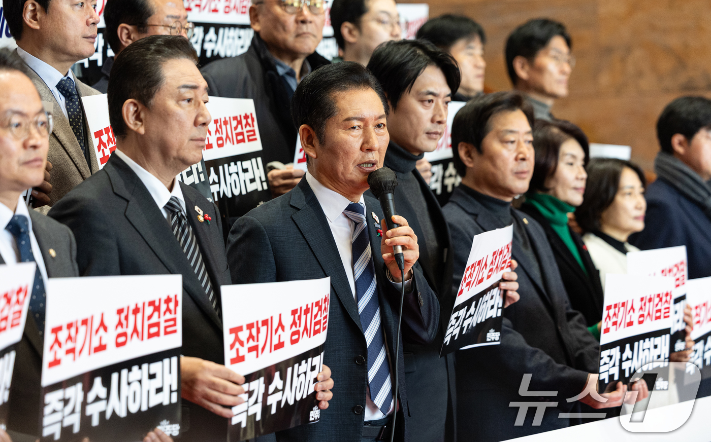 (서울=뉴스1) 이승배 기자 = 정청래 더불어민주당 대표가 4일 서울 여의도 국회에서 열린 '윤석열 정치검찰의 조작기소 책임자 처벌 촉구를 위한 규탄대회'에서 발언하고 있다. 20 …