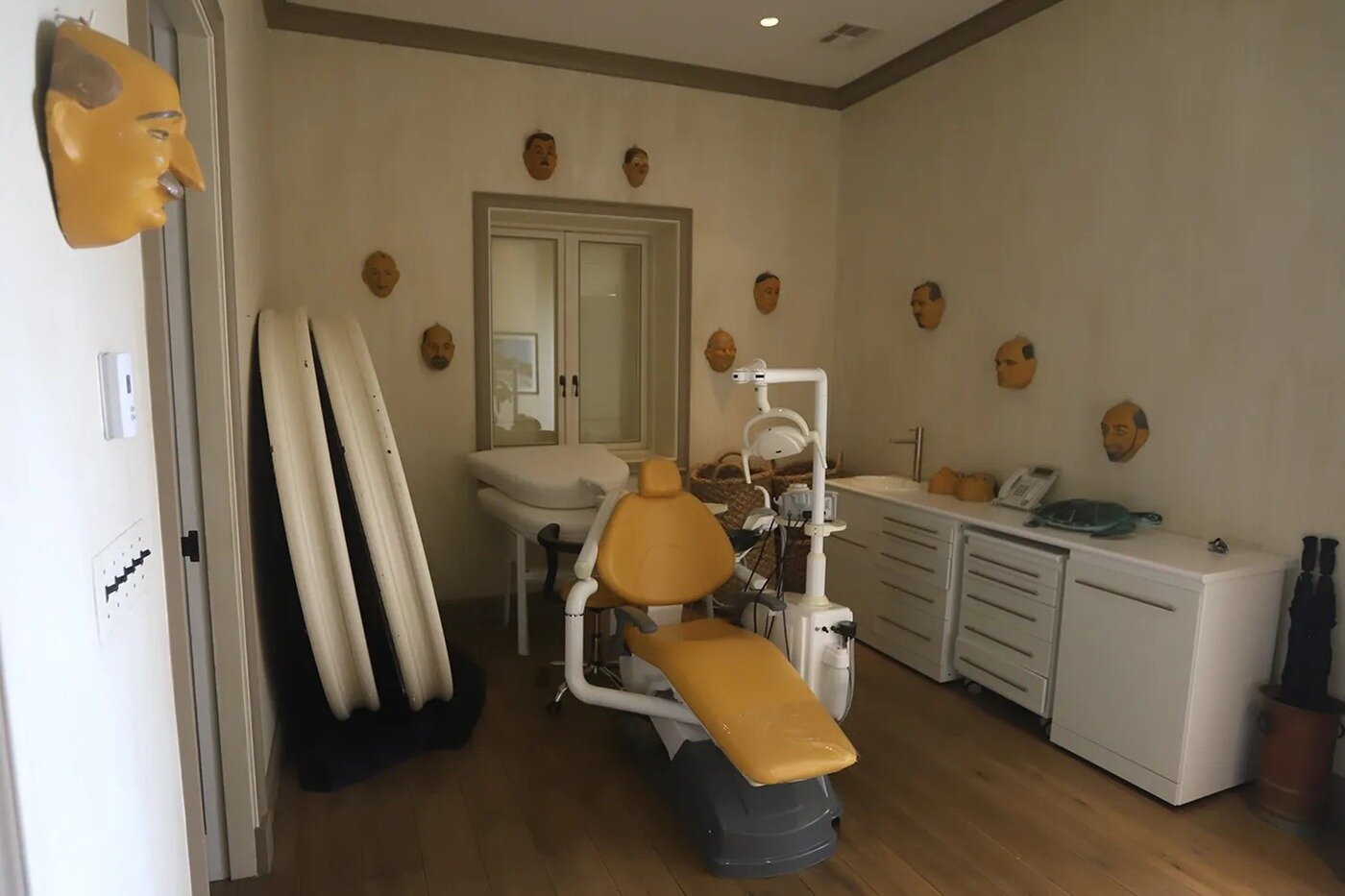 본문 이미지 - 미국 민주당이 3일&#40;현지시간&#41; 공개한 제프리 엡스타인의 저택 사진 &#40;출처=House Oversight Committee Democrats&#41;