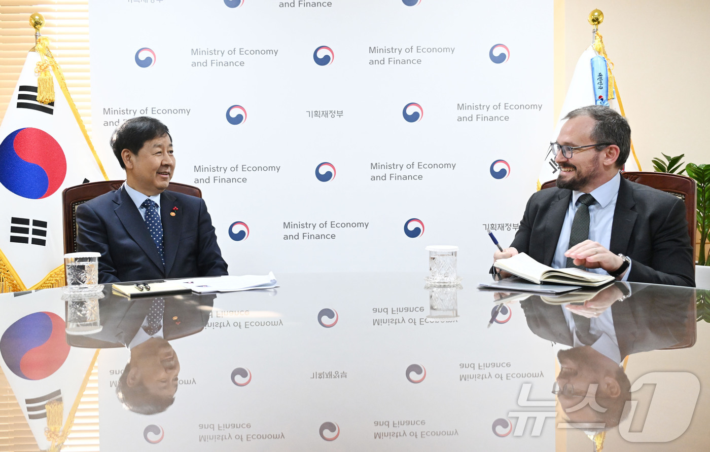 (서울=뉴스1) = 구윤철 부총리 겸 기획재정부 장관이 4일 오후 서울 종로구 정부서울청사에서 제레미 주크 국제신용평가사 피치(Fitch) 아태지역 국가신용등급 담당 이사와 면담을 …