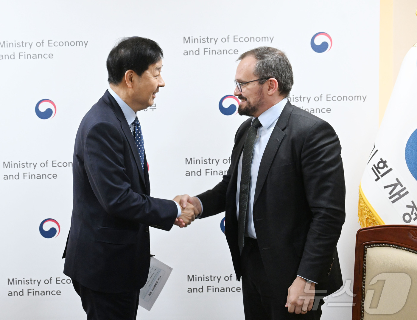 (서울=뉴스1) = 구윤철 부총리 겸 기획재정부 장관이 4일 오후 서울 종로구 정부서울청사에서 제레미 주크 국제신용평가사 피치(Fitch) 아태지역 국가신용등급 담당 이사와 악수하 …