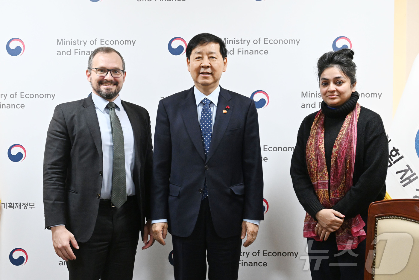 (서울=뉴스1) = 구윤철 부총리 겸 기획재정부 장관이 4일 오후 서울 종로구 정부서울청사에서 피치 연례협의단과 면담에 앞서 제레미 주크 아태지역 국가신용등급 담당 이사, 사가리카 …